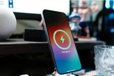 石河镇苹果15换屏服务分享用什么充电器给iPhone15充电更好 